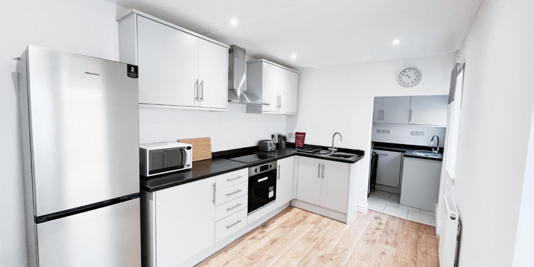 Single In Modern House Near Apartment Nottingham