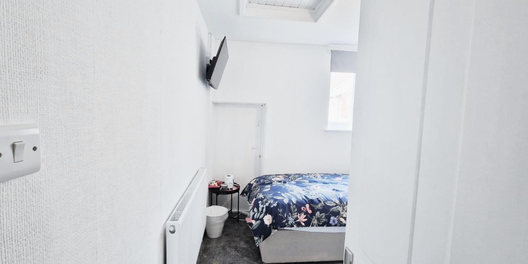 Single In Modern House Near Apartment Nottingham