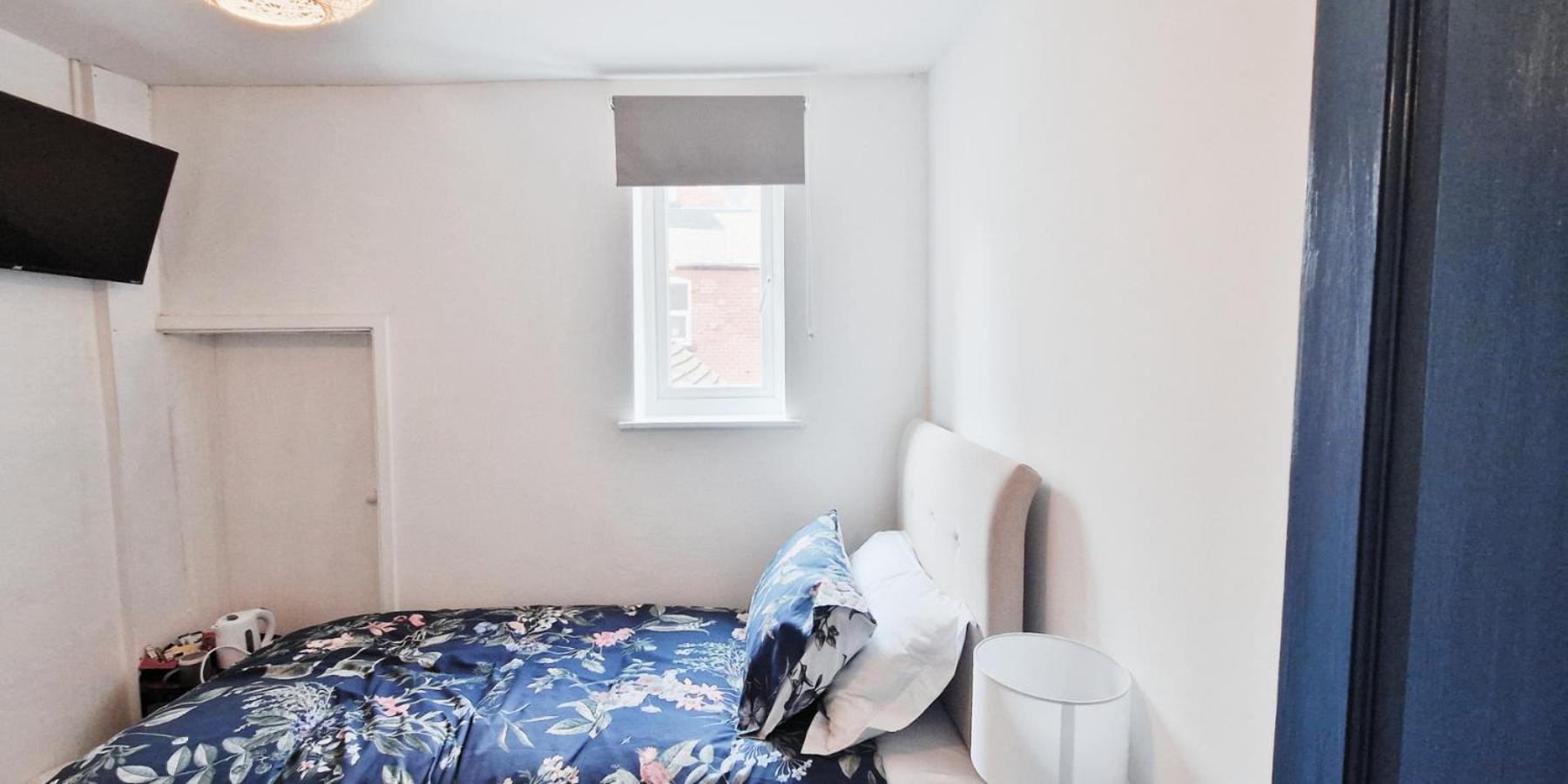 Single In Modern House Near Apartment Nottingham