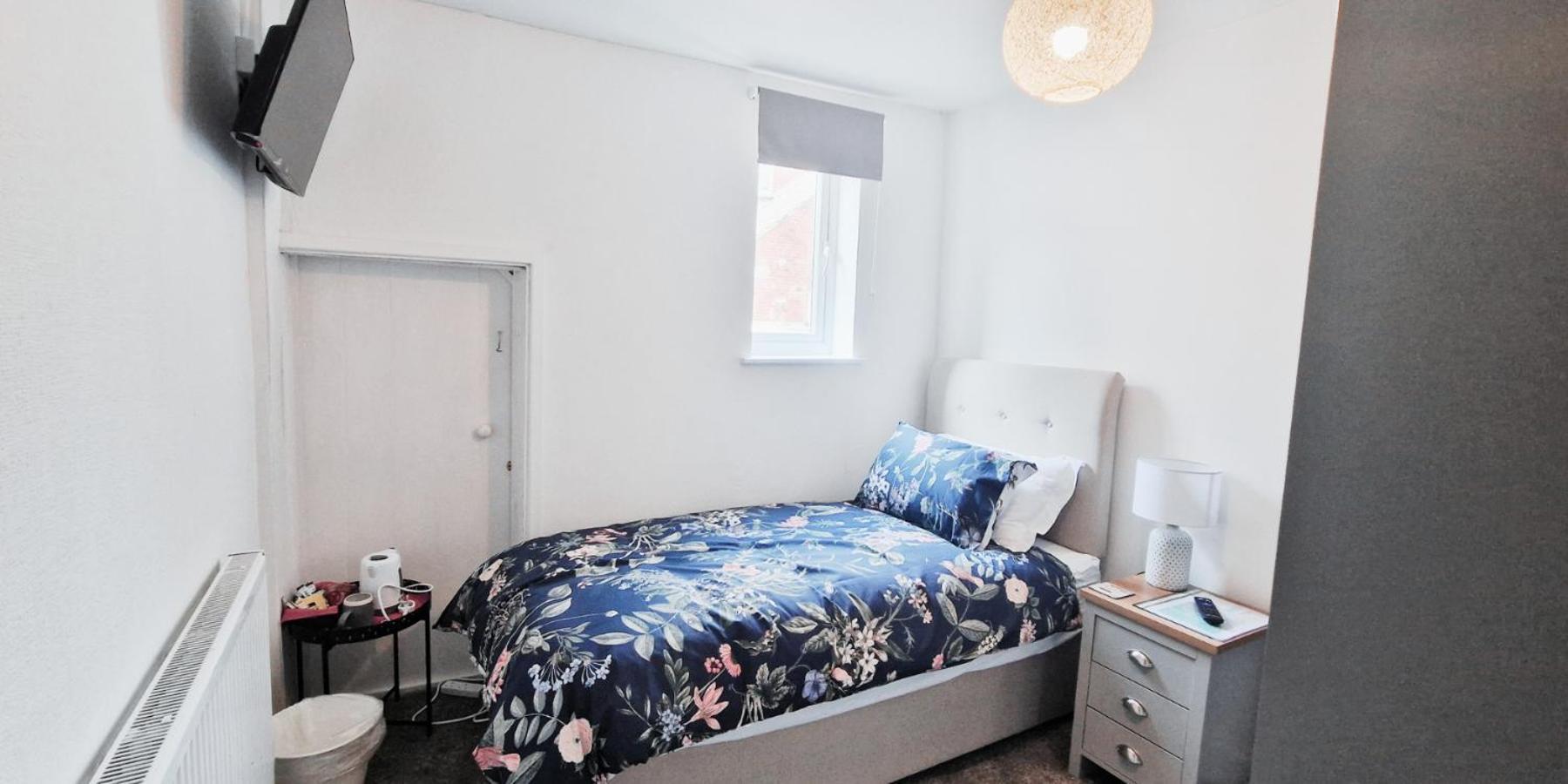 Apartment Single In Modern House Near